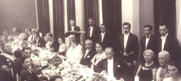 Mustafa Kemal Atatürk'ün Yer Aldığı Masada 32 Kral ve 62 Cumhurbaşkanı mı Bulunuyor?