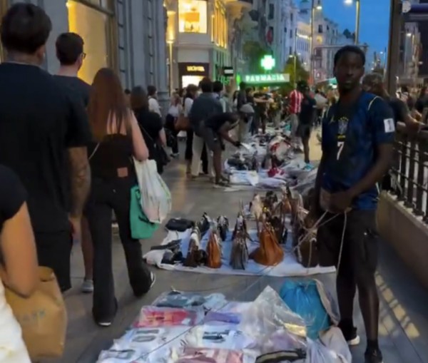 Video Fransa’da Yağmalanan Ürünlerin Sokakta Satıldığını mı Gösteriyor?
