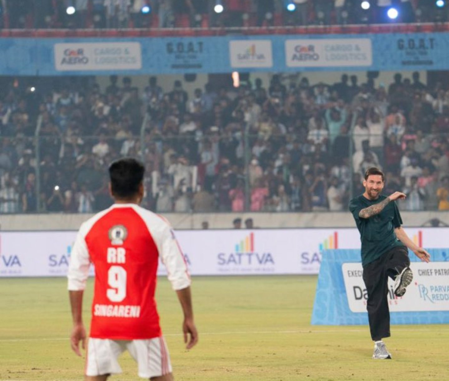 Video Messi’nin Hintli Futbolcu İle Paslaştığını mı Gösteriyor?